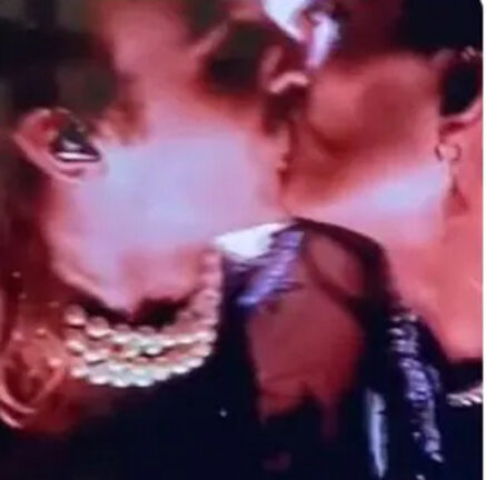 Maneskin, Damiano bacia Thomas durante uno show