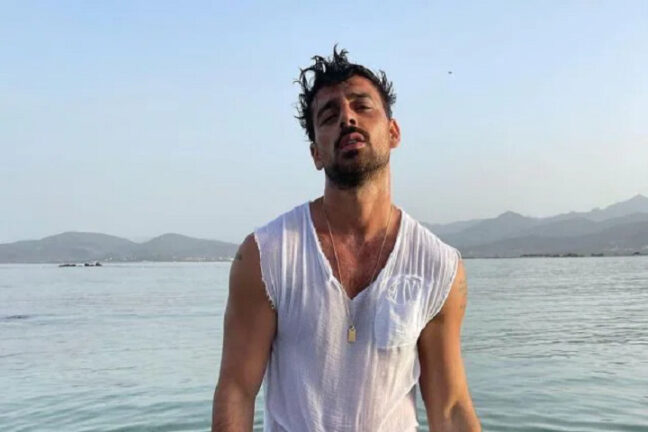 Michele Morrone fotografato nudo sul set, la rabbia dell’attore