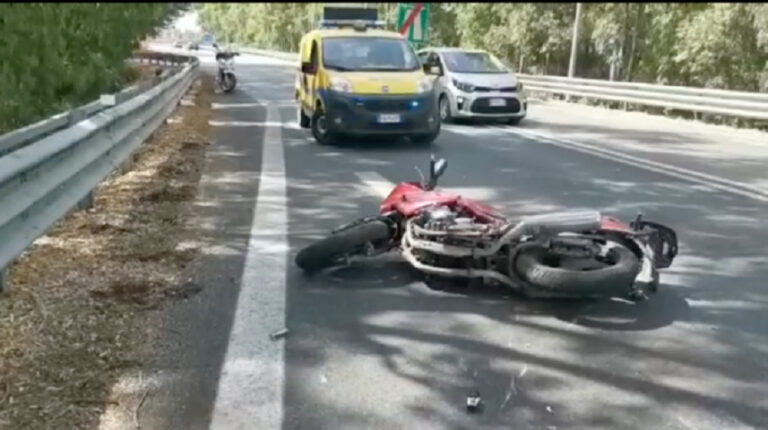 Tragico schianto in moto: morti un professore e la donna che era con lui