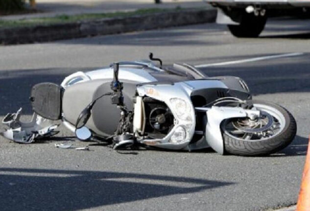 Sorpasso azzardato: scontro tra moto e furgone, morto giovane 36enne