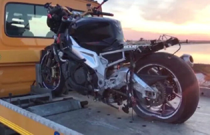 Moto di grossa cilindrata si schianta contro un palo: morti 40enne e 26enne