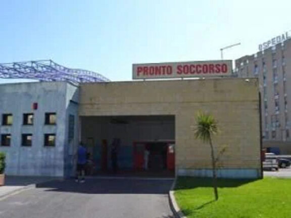 Muore a casa dopo 15 ore in pronto soccorso, indagati 4 medici