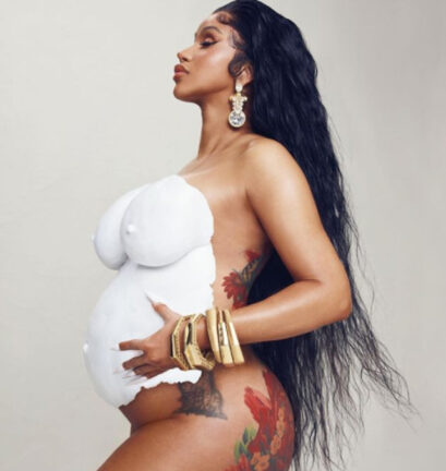 Cardi B “vestita” solo di gioielli  per un clamoroso annuncio