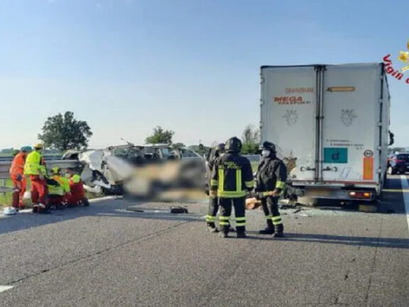 Incidente stradale in autostrada: furgone si schianta contro tir, 5 morti