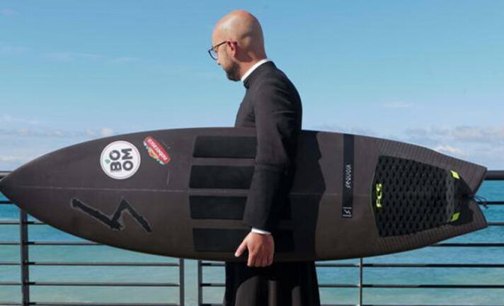 Alessio Batti è Don Surf, il prete che si avvicina alla gente col surf