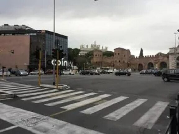 Uomo ucciso a coltellate a piazzale Appio, caccia al killer