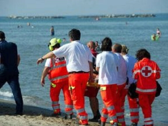 Anziano muore annegato e perde la vita anche l’uomo che cercava di rianimarlo
