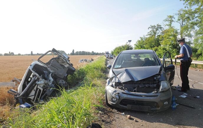 Schianto fra tre mezzi sulla statale 12: sei feriti, uno è grave