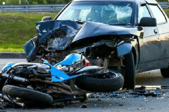 Incidente stradale: schianto tra auto e due motociclette, morto 53enne