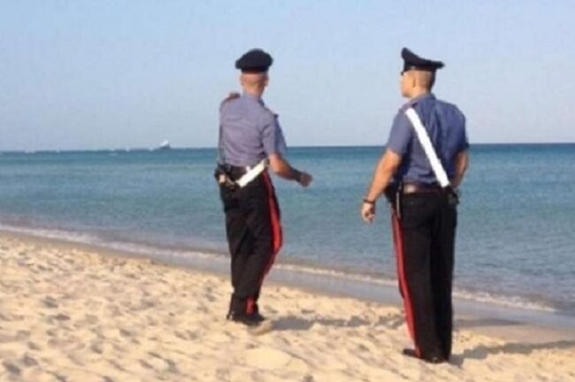 Medico sessantenne trovato morto sulla spiaggia