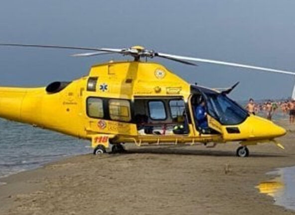 Tragedia sulla spiaggia di Torvaianica: 62enne si tuffa in acqua e muore