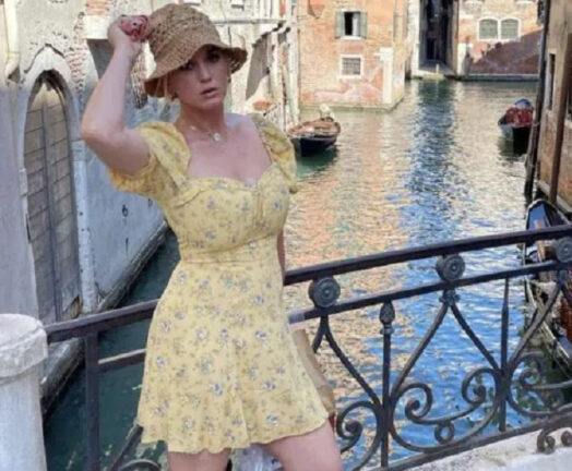 Star a Venezia: Harry Styles in gondola con Katy Perry e Orlando Bloom