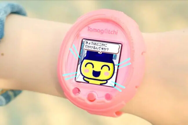 Torna il Tamagotchi: questa volta si indossa al polso e conta i passi