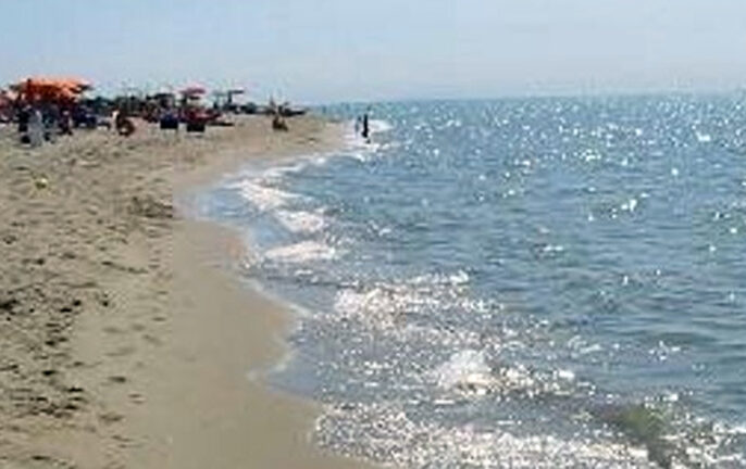 Annega a 19 anni mentre fa il bagno sotto gli occhi del fratello