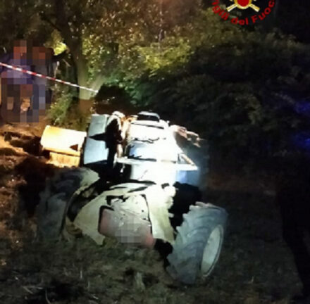 Il trattore si ribalta mentre lavora. Muore un 34enne