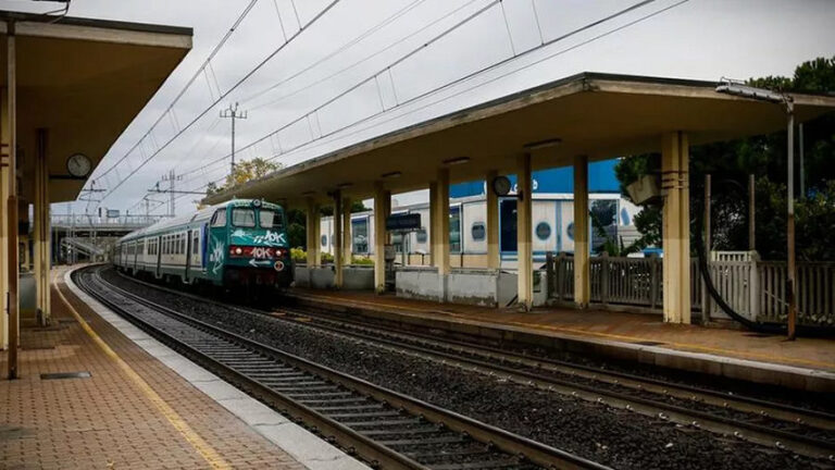 Gli sfugge il cane sui binari, muoiono travolti da un treno