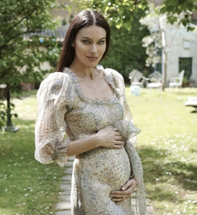 Paola Turani incinta mostra la sua prima ecografia: il broncio della mamma