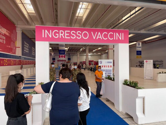 Aperto un hub vaccinale al Centro Commerciale Campania