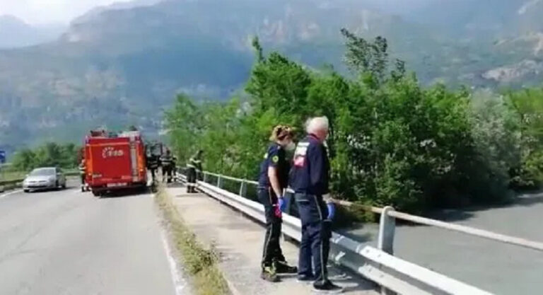 Sbanda con la moto e cade nel canale: 18enne scompare tra le acque