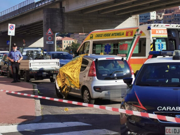 Ennesimo femminicidio: uomo uccide donna e poi si suicida