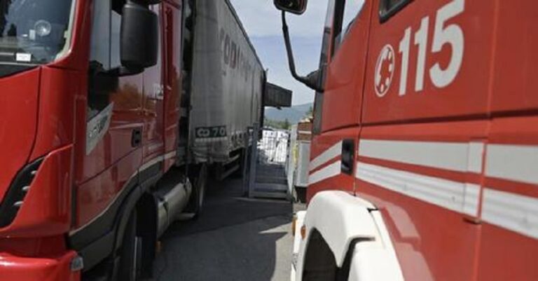 Si ribalta autogru, muore schiacciato un operatore gruista