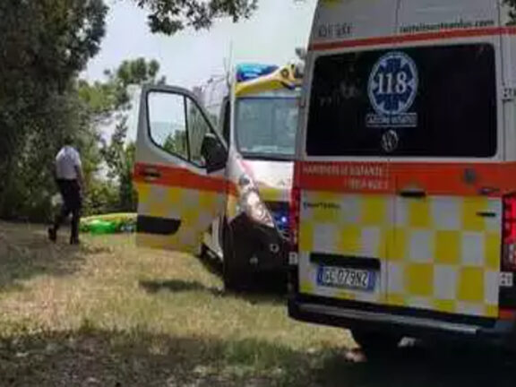 15enne si tuffa in mare per salvare il papà: genitore morto, grave il ragazzo