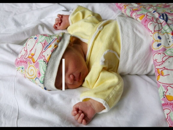 Bimba di pochi giorni lasciata nella culla della vita a Genova