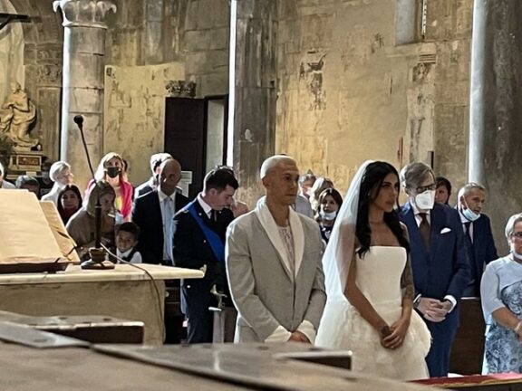Federico e Veronica Ciardi battezzano Deva e Lena durante le nozze