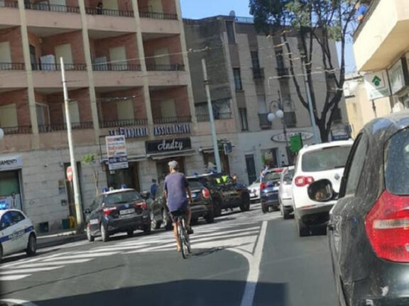 Uomo si getta da un palazzo e travolge una donna e il figlioletto