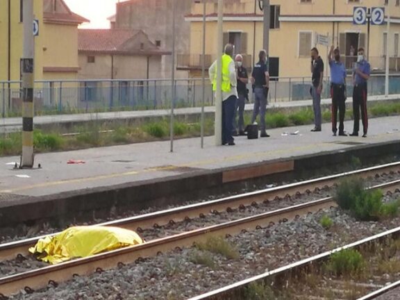 22enne travolto e ucciso da un treno, si pensa a un suicidio