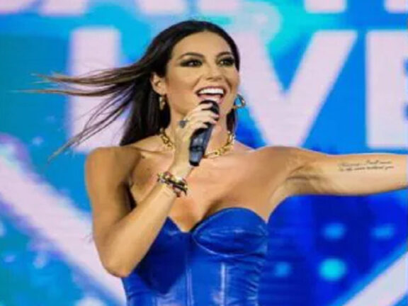 Elisabetta Gregoraci sul palco con tutina di pelle blu elettrico