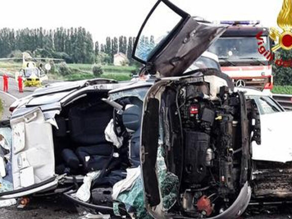 Terribile schianto tra tre auto all’alba: sei feriti, due sono gravi