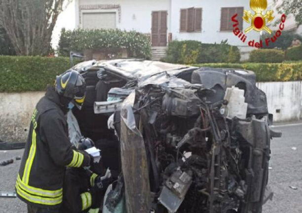 Auto si ribalta nel Lucchese con tre giovani a bordo: morto 25enne