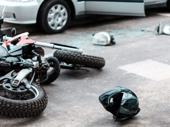 Incidente tra auto e moto: muore ragazzo di 26 anni