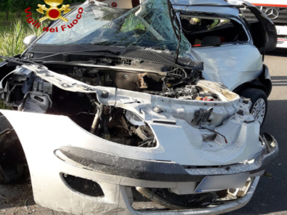 Jesolo, sbanda con auto cortesia e finisce contro platano: muore 23enne