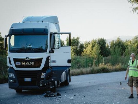 Moto contro camion, muore un 22enne. Omicidio stradale per camionista