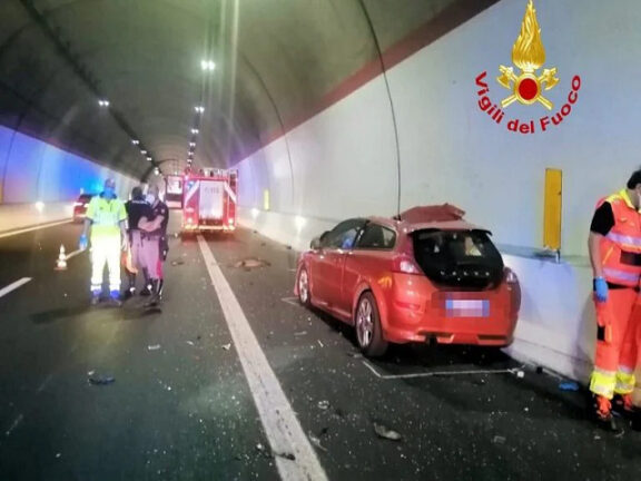 Tragico schianto tra auto e camion: muore un finanziere, grave il collega