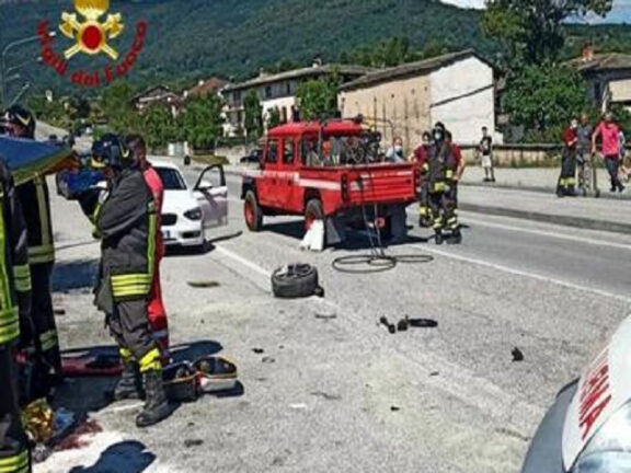 Terribile incidente: auto si schianta contro un muro, muore una ragazza