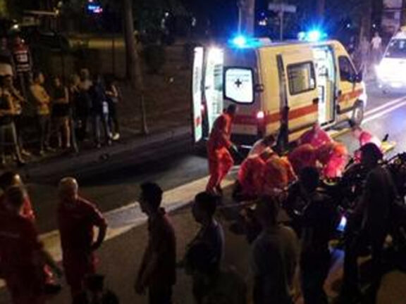 Travolge uno scooter e fugge: pirata strada denunciato dalla mamma