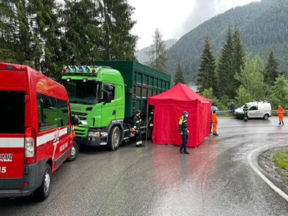 Sedicenne perde il controllo della moto e muore contro un camion