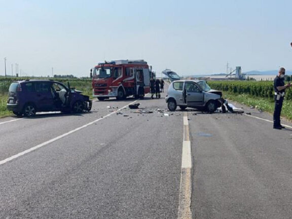 Violento incidente frontale tra due auto: un morto e un ferito grave