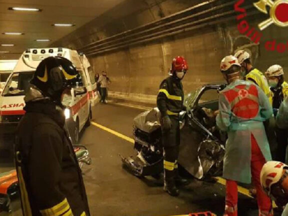 Incidente in galleria: tre automobili coinvolte, strada chiusa