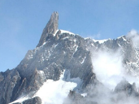 Alpinista lecchese muore precipitando dal Dente del Gigante sul Bianco