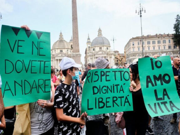 Manifestazioni contro il Green Pass in Italia: migliaia di no vax in piazza