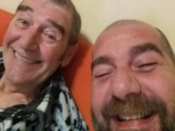 Figlio di 50 anni uccide il padre a coltellate: arrestato