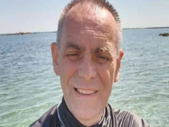 Fa il bagno col mare agitato: muore annegato il parroco dell’estate