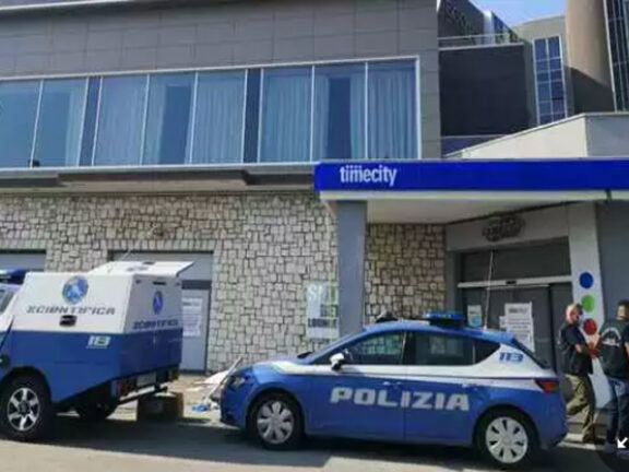 Pulisce le vetrate, cade da 4 metri si schianta a terra: muore a 44 anni