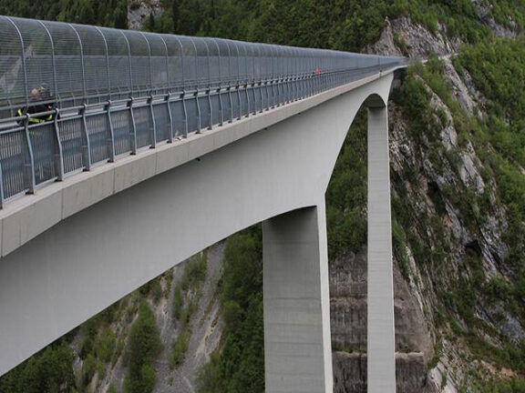 Si lancia nel vuoto dal ponte: muore giovane 22enne