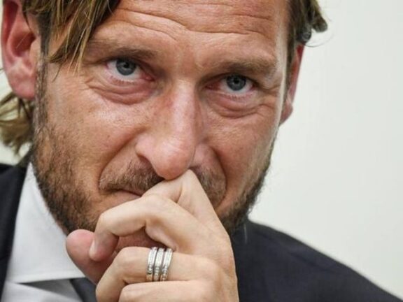 Francesco Totti non si mantiene: provocazione per la Hunziker