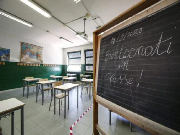 Scuola, tamponi gratis solo per docenti fragili